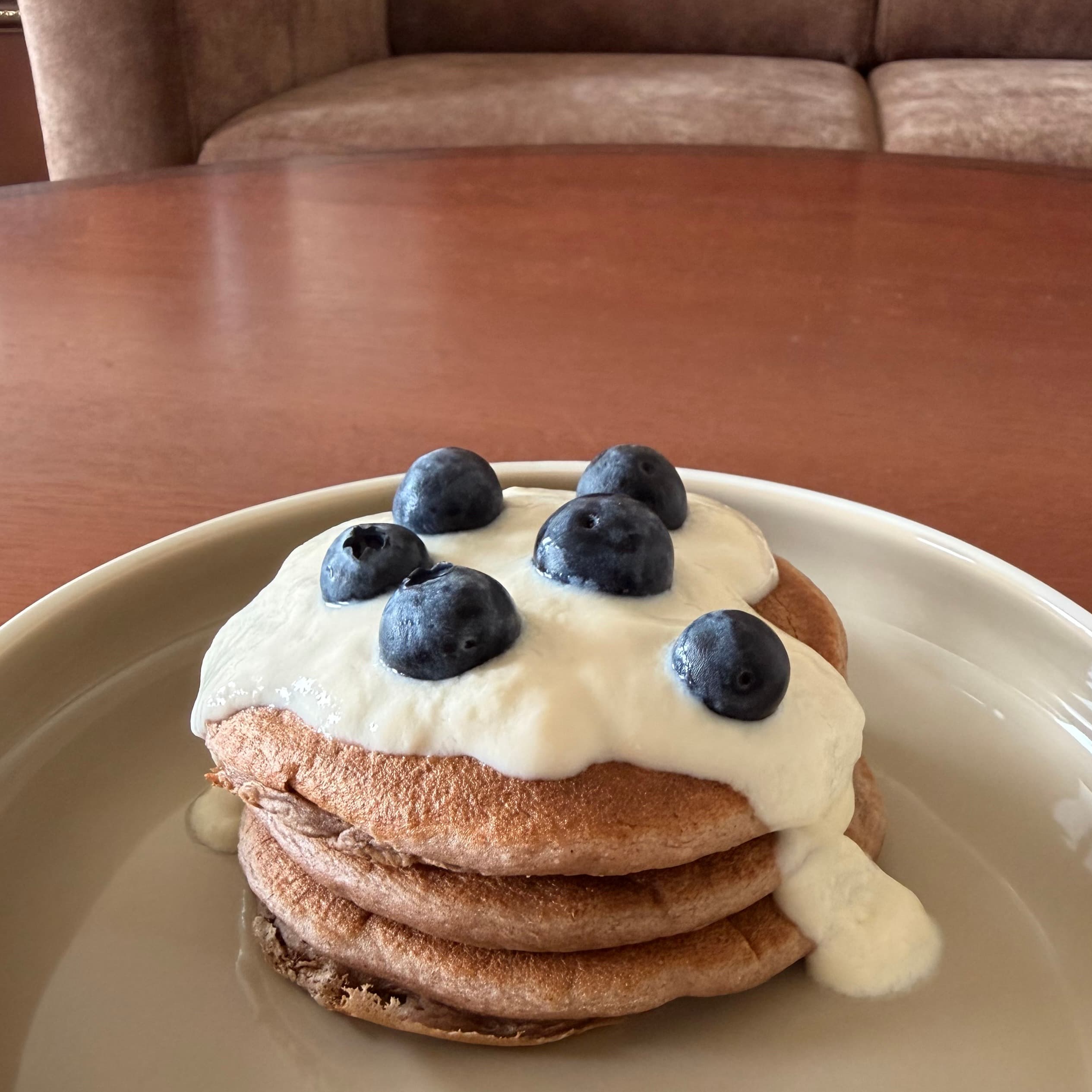 Fluffy bananen pancakes met blauwe bessen