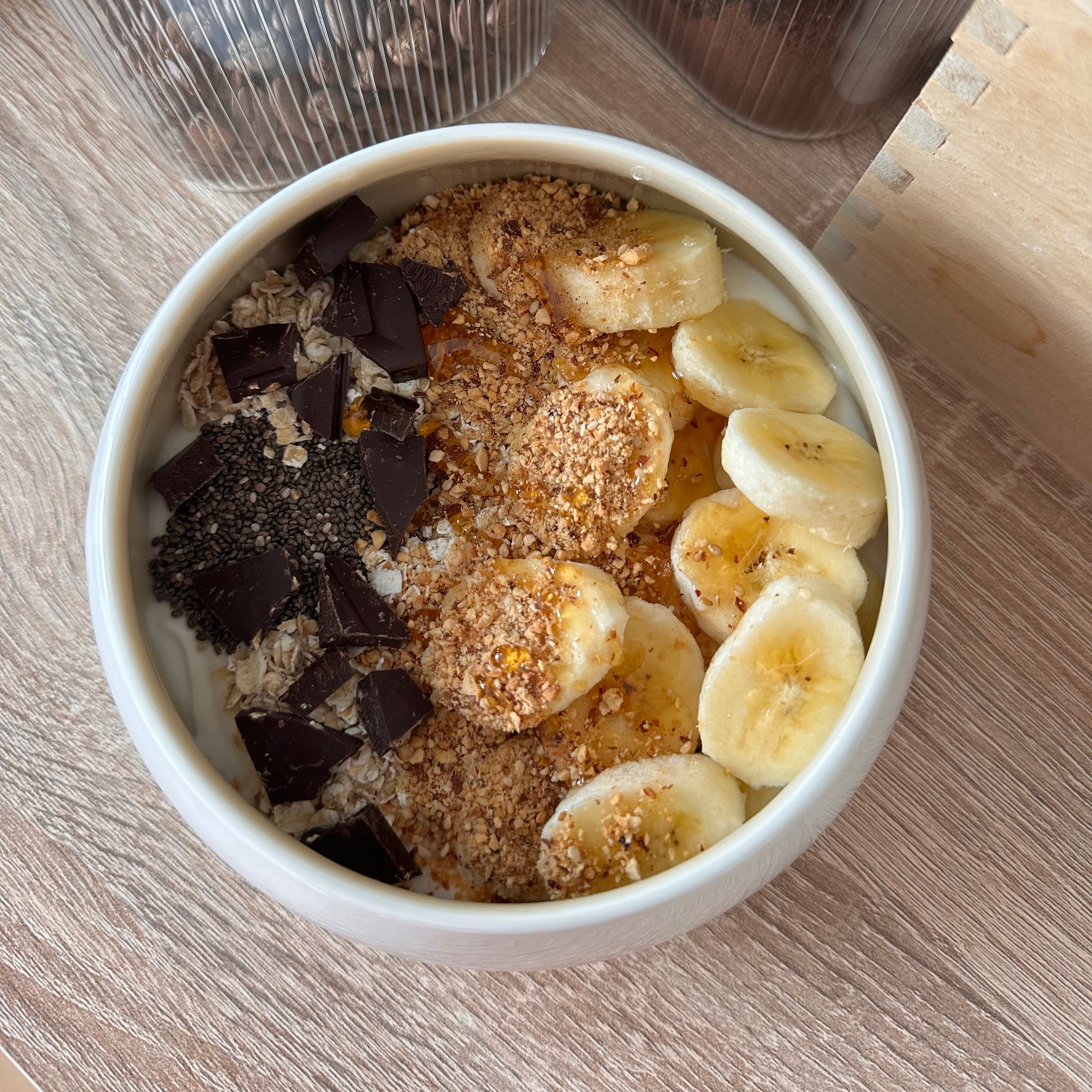 Tropische yoghurt bowl met chocolade crunch