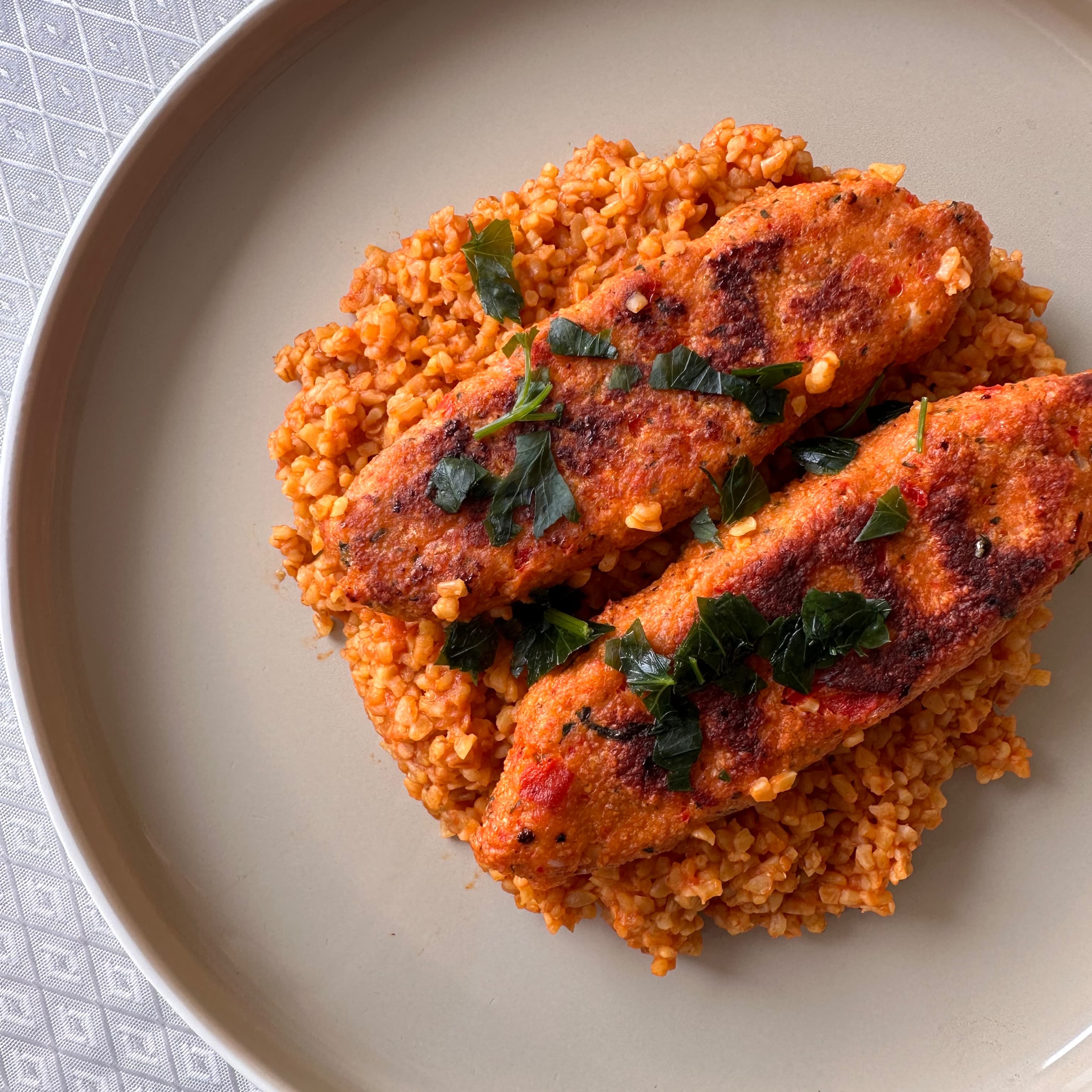 Gekruide kip kofta met smeuïge tomatenbulgur